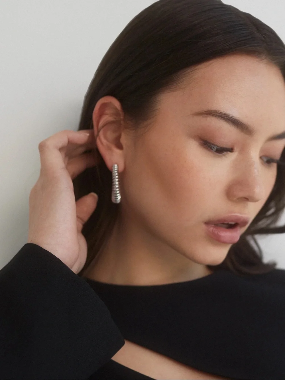 NÁDRI Juno Coil Wire Hoop Earrings Silver